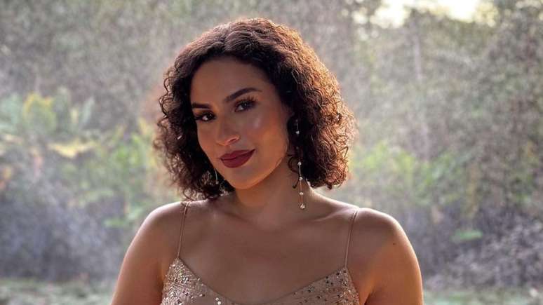 Filha de Renato Aragão rouba a cena em casamento com vestido de alcinha transparente: "Absurda"