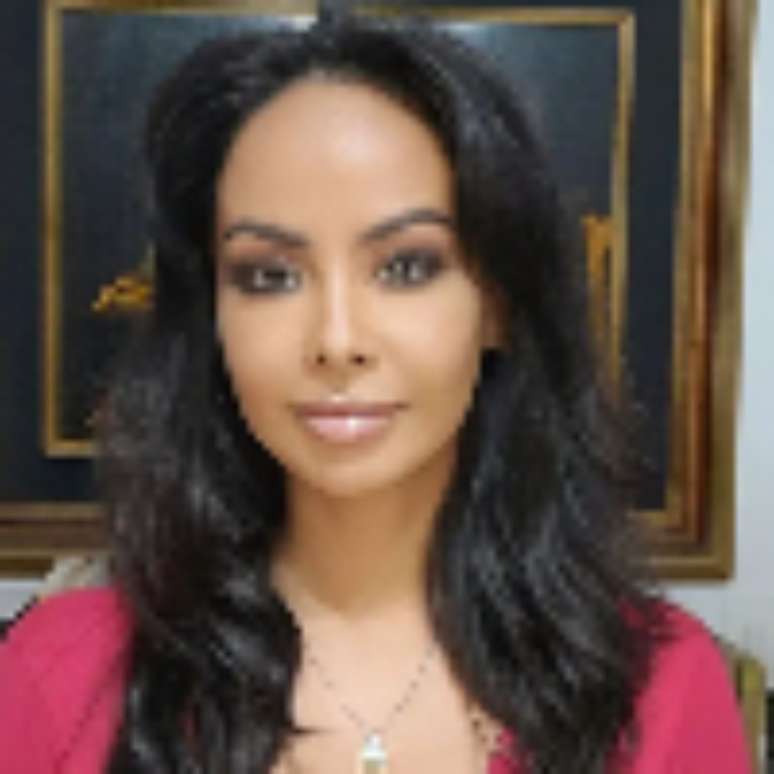 పొడవాటి నల్లటి జుట్టుతో టెరీ కనకురా ముఖం ఫోటో