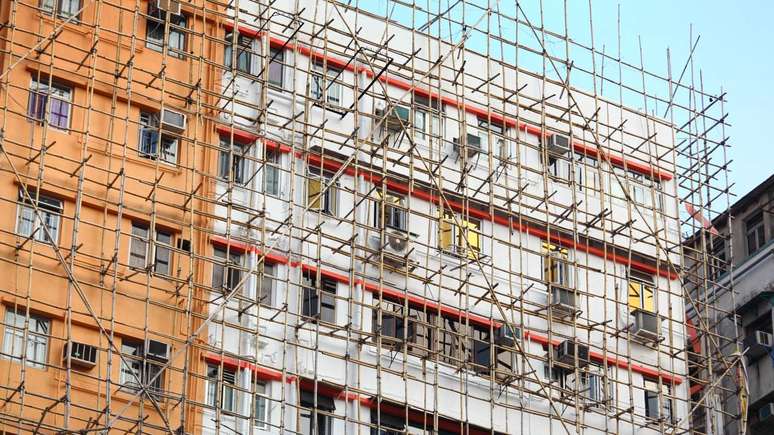 O uso do bambu em andaimes é justifica-se por algumas vantagens, como baixo custo, disponibilidade e facilidade de montagem – depositphotos.com / leungchopan