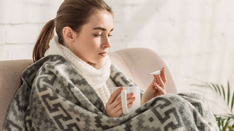 Sem vacina ou tratamento específico, a prevenção depende do controle dos vetores, saneamento adequado e orientação da população – depositphotos.com / AndrewLozovyi