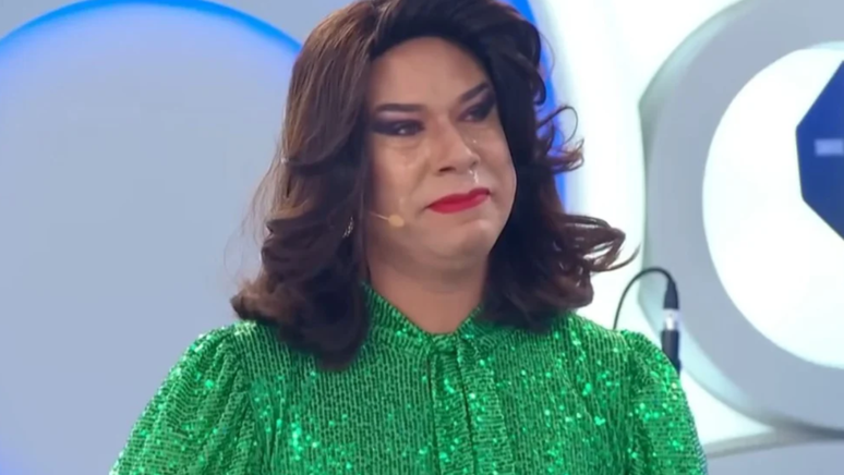 Tiago Barnabé interpretando Narcisa no SBT