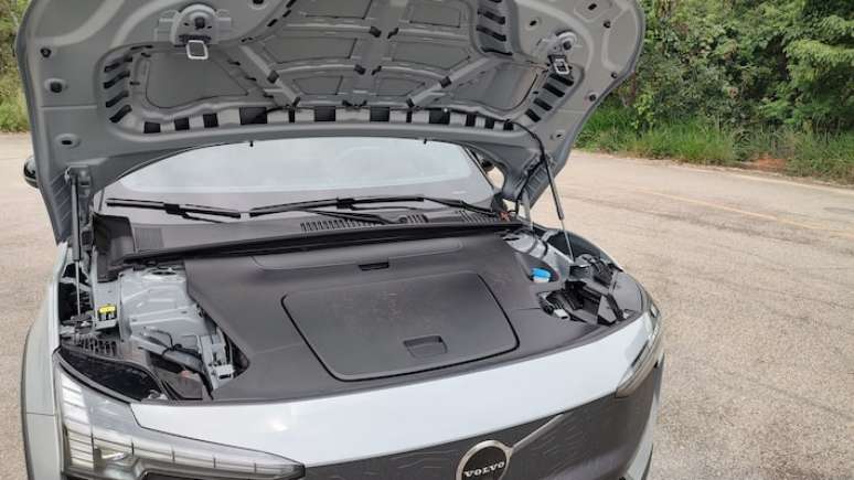 Volvo EX30 Cross Country tamb&eacute;m tem compartimento de cargo sob a tampa dianteira