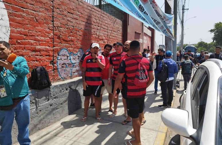 Torcedores do Flamengo nas proximidades do CT&nbsp; &ndash;