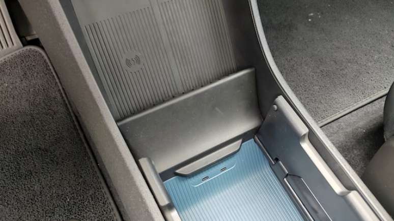 Carregador de celular por indu&ccedil;&atilde;o e entradas USB est&atilde;o no pacote