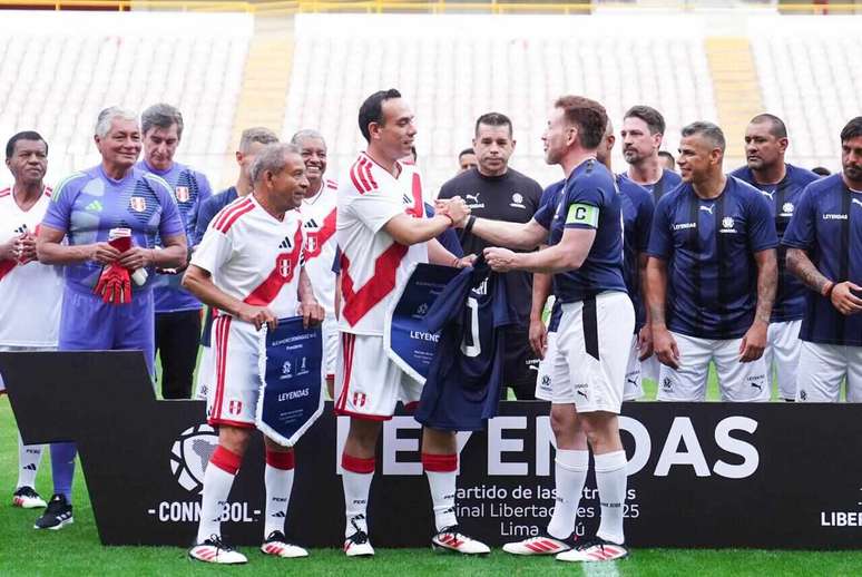 ఆల్-స్టార్ గేమ్‌లో కాన్మెబోల్ ప్రెసిడెంట్, అలెజాండ్రే డొమింగ్యూజ్ -