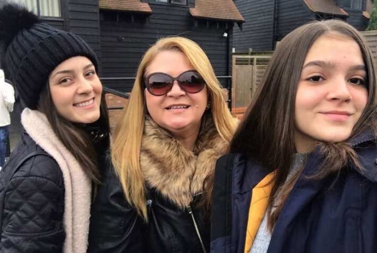 Mel Maia (à dir.) com a mãe, Débora (centro) e a irmã, Yasmin. Débora morreu aos 53 anos em 28 de novembro de 2025.