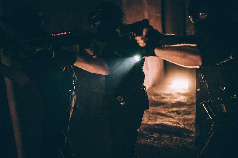 Alison estava dançando quando um grupo de homens armados entrou no bar