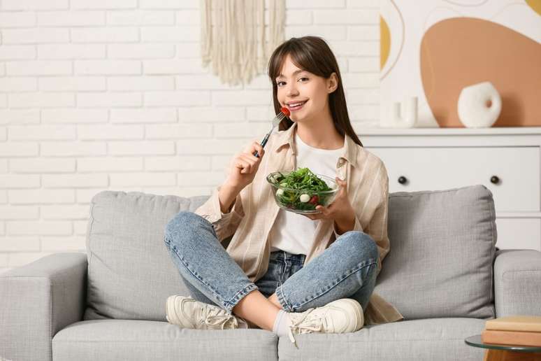 Uma dieta equilibrada, aliada a hábitos saudáveis, pode ajudar a reduzir o risco de AVC