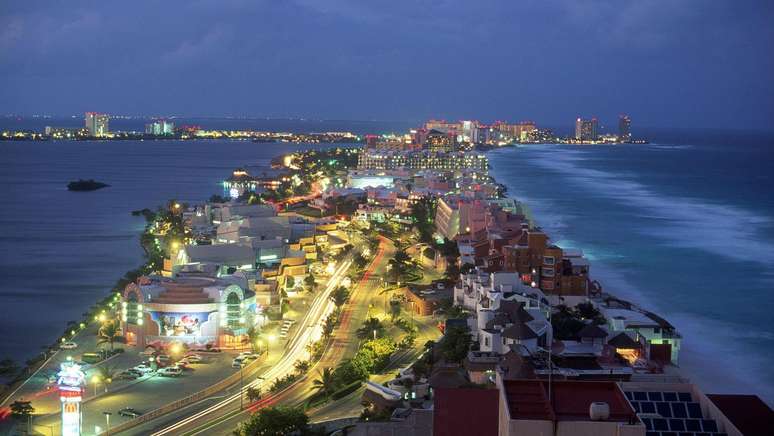 Milena conseguiu uma suposta oportunidade para Alison trabalhar em Cancún