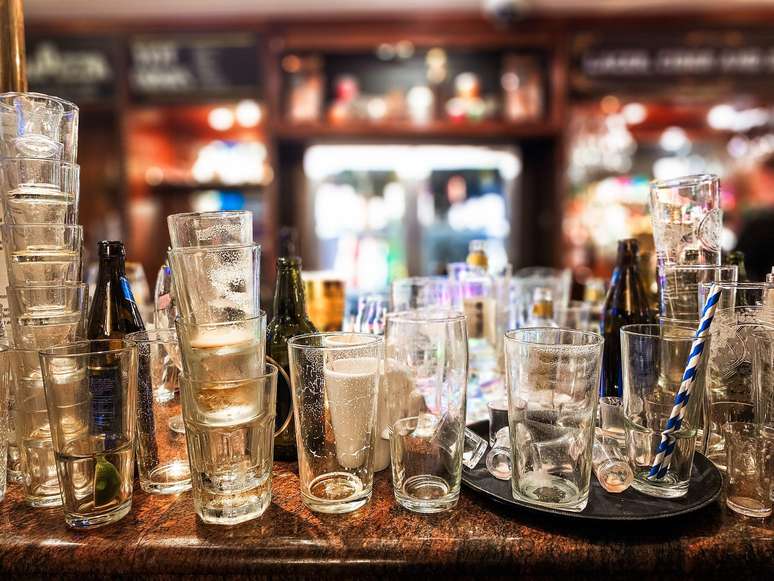 Alison achou que iria trabalhar em um restaurante, mas ao chegar no local percebeu o tipo de "trabalho" que iria fazer