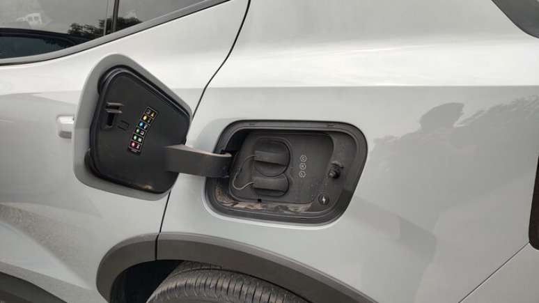 Bocal de recarga do carro fica pr&oacute;ximo &agrave; caixa de roda traseira