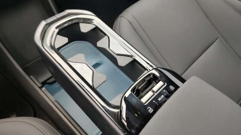 Porta-copos s&atilde;o retr&aacute;teis e comandos dos vidros dianteiros ficam perto do descansa-bra&ccedil;os