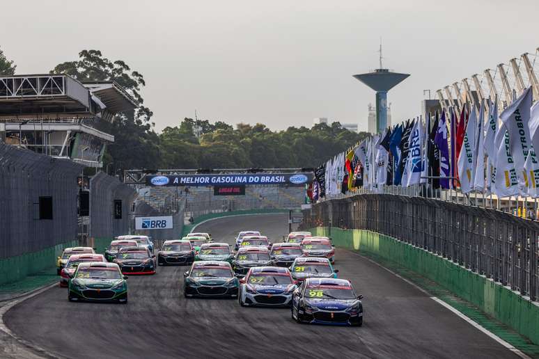 బహిరంగ నిర్ణయం: ఐదుగురు డ్రైవర్లు టైటిల్ మరియు స్టాక్ కార్ స్పాట్ కోసం పోటీ పడుతున్నారు 