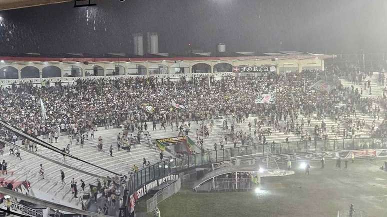 Torcida do Vasco precisou se abrigar sob a marquise de S&atilde;o Janu&aacute;rio &ndash; Jogo