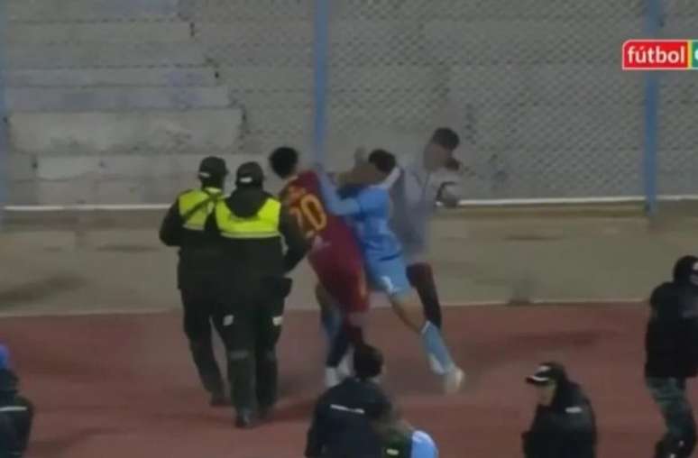 O jogo entre Real Oruro e Blooming, pela Taça da Bolívia, terminou com 17 cartões vermelhos