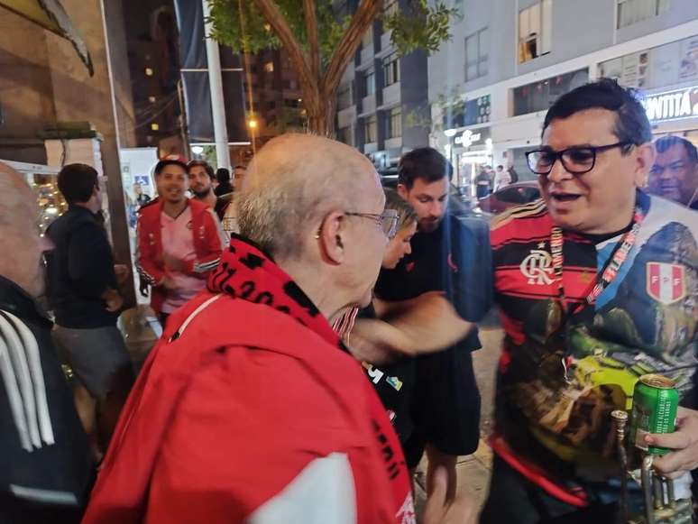 Ex-presidente tirou foto com diversos torcedores do Flamengo em Lima &ndash;