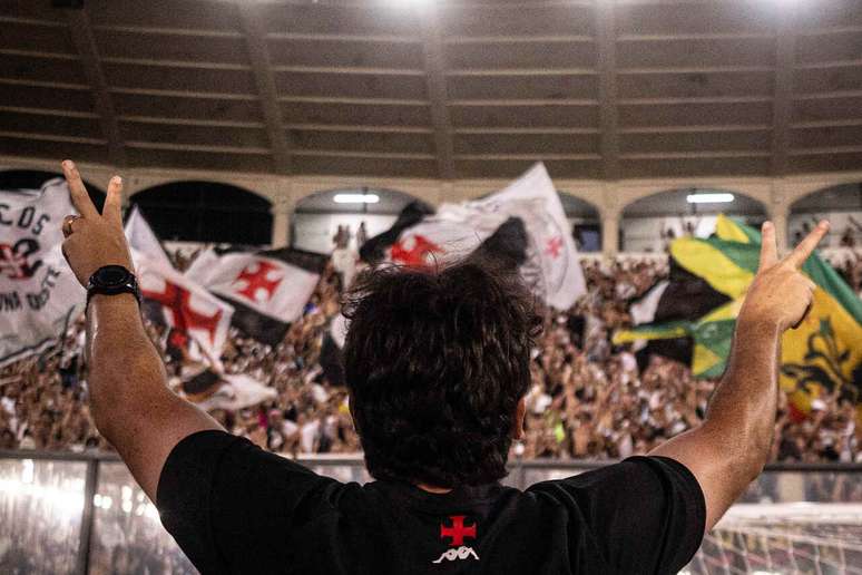Respaldado por diretoria e torcida, Diniz precisa fazer o Vasco voltar a vencer.