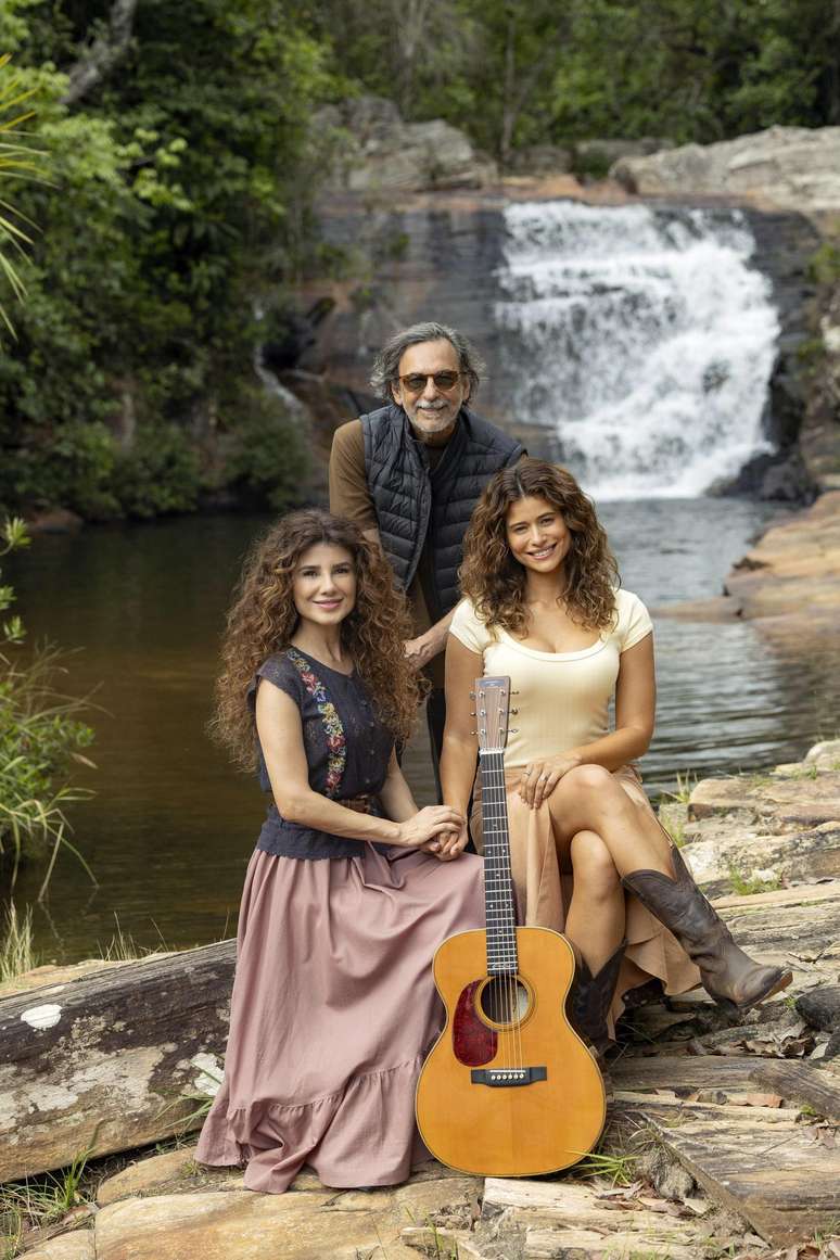 ఇసడోరా క్రజ్ మరియు దర్శకుడు కార్లోస్ అరౌజోతో కలిసి పౌలా ఫెర్నాండెజ్ కొరాకో అసిలెరాడో యొక్క రికార్డింగ్‌లో