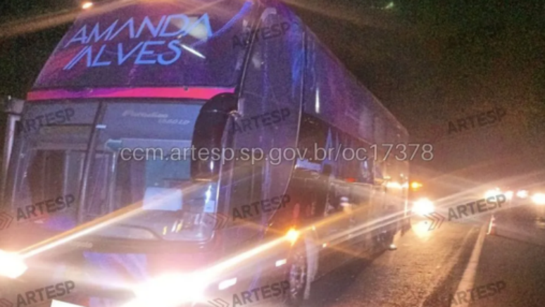 Ônibus que transportava cantora sertaneja e equipe sofreu acidente nesta sexta-feira, 28