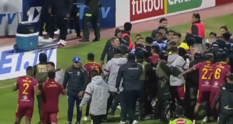 బొలీవియన్ క్లబ్‌ల మధ్య డ్రా తర్వాత గందరగోళం 17 మంది బహిష్కరణతో ముగిసింది