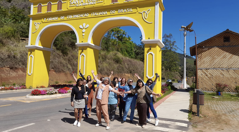 Neuza (braços abertos e conjunto rosa) em uma de suas viagens para Santa Tereza, no interior do Espírito Santo