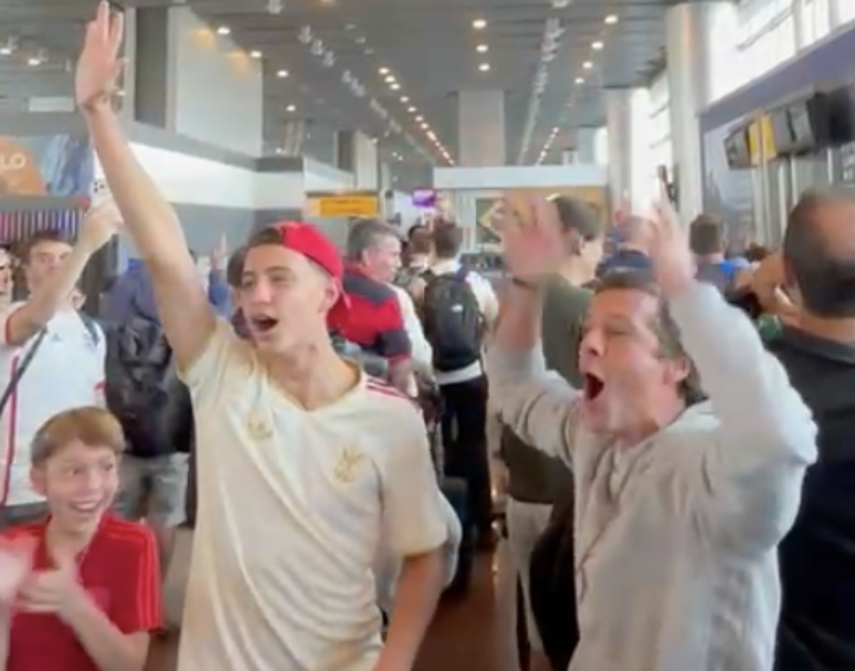 Torcedores do Flamengo antes de voo para em Lima no aeroporto de Guarulhos 