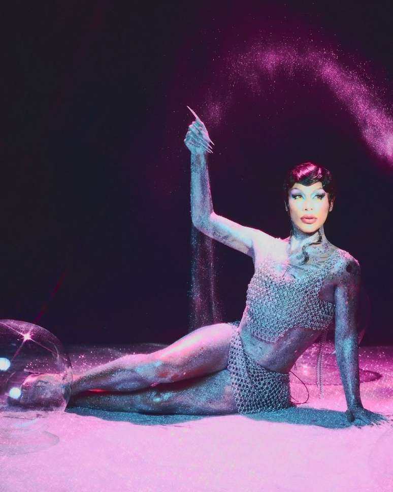 Grag Queen em ensaio para Cósmica, seu primeiro álbum