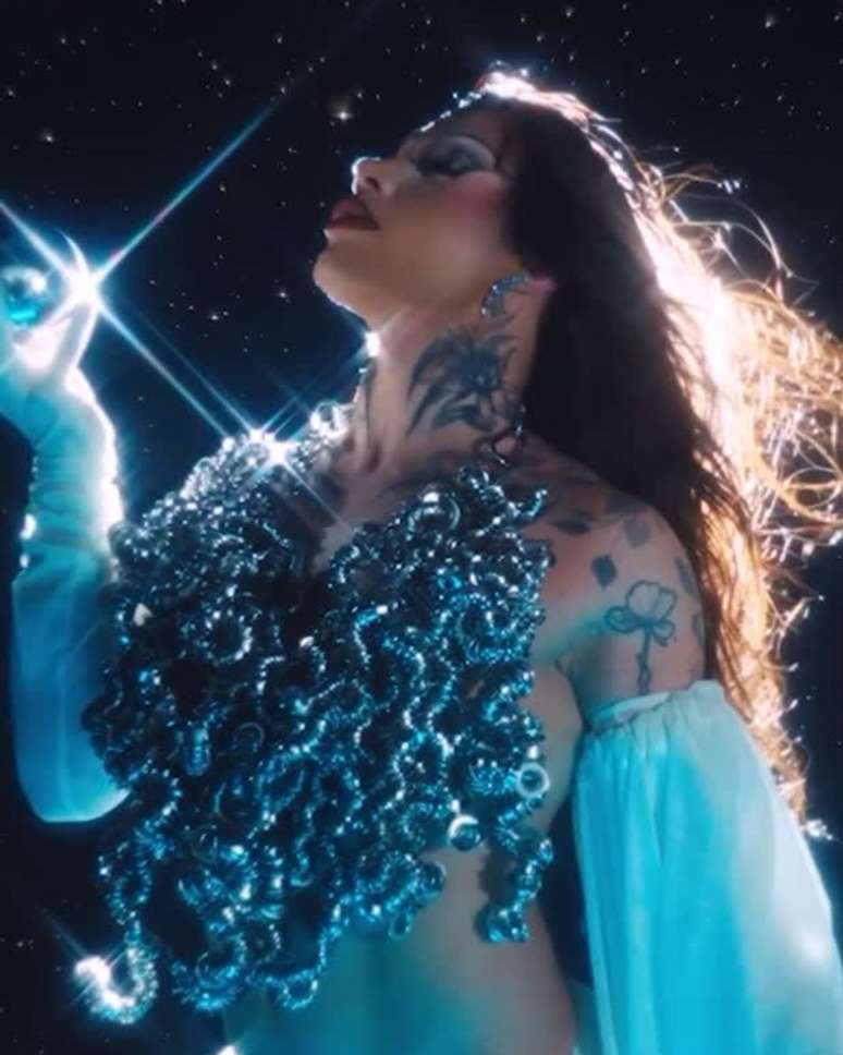 Grag Queen em ensaio para Cósmica, seu primeiro álbum