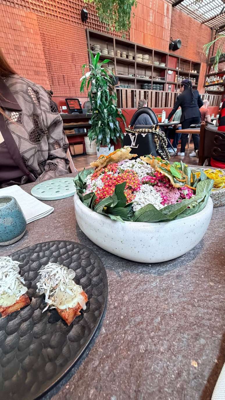 Gabriela Silva visita restaurante de comida peruana em Lima