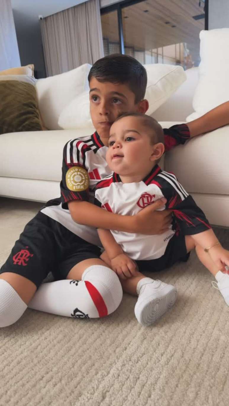 Filhos de Islayne Roque e Ayrton Lucas viajam com uniforme do Flamengo
