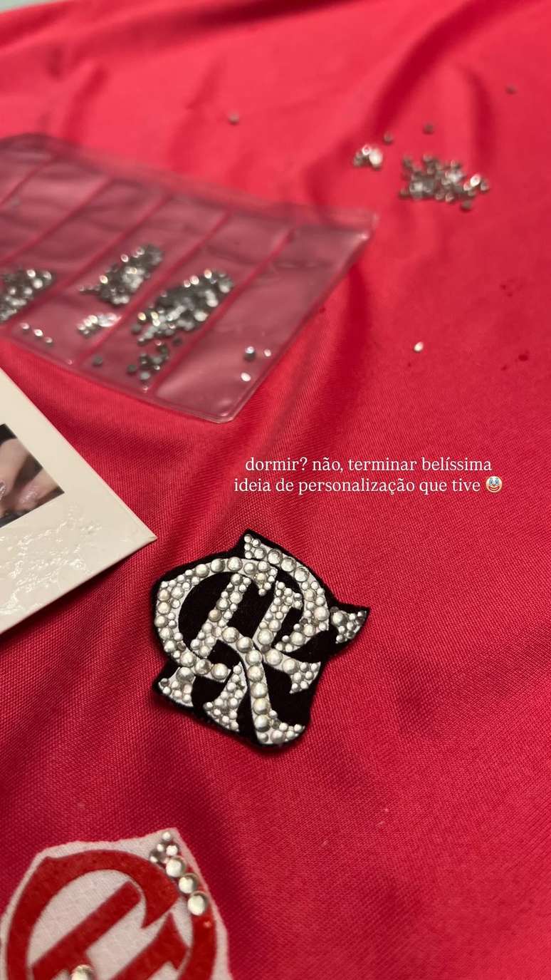 Victoria Caruso customiza camisa do Flamengo para a Libertadores