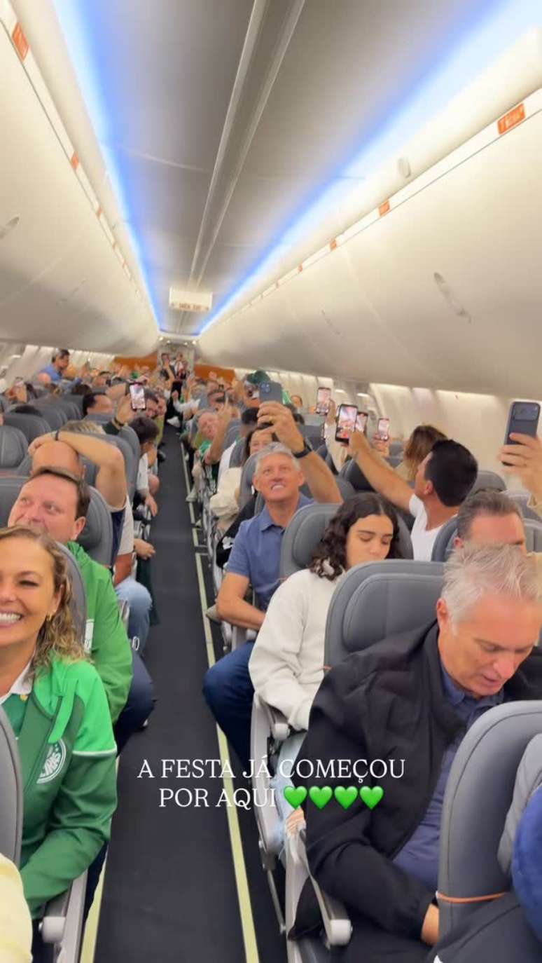 Nathália Farias mostra avião com amigos, familiares e torcedores do Palmeiras rumo a Lima