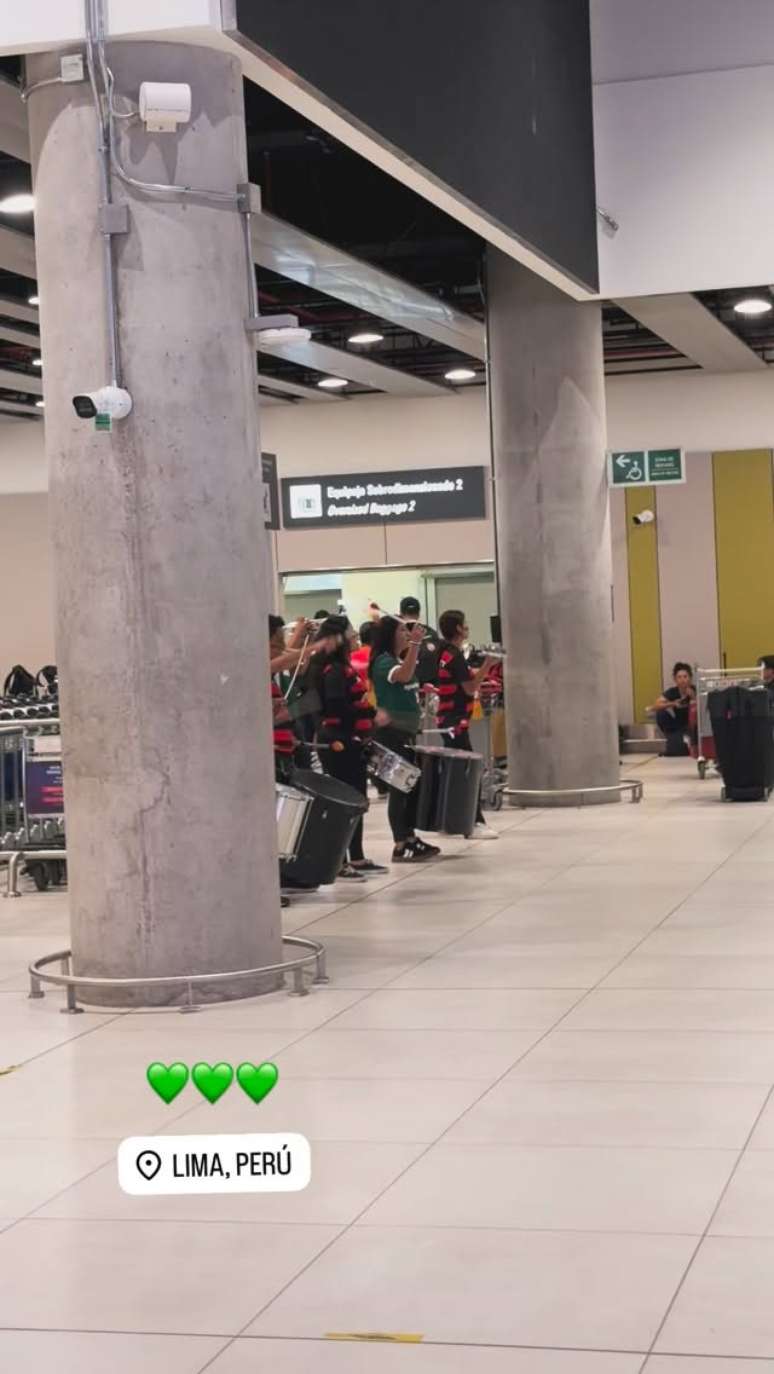 Banda com camisas do Flamengo e do Palmeiras recebe brasileiros no Peru
