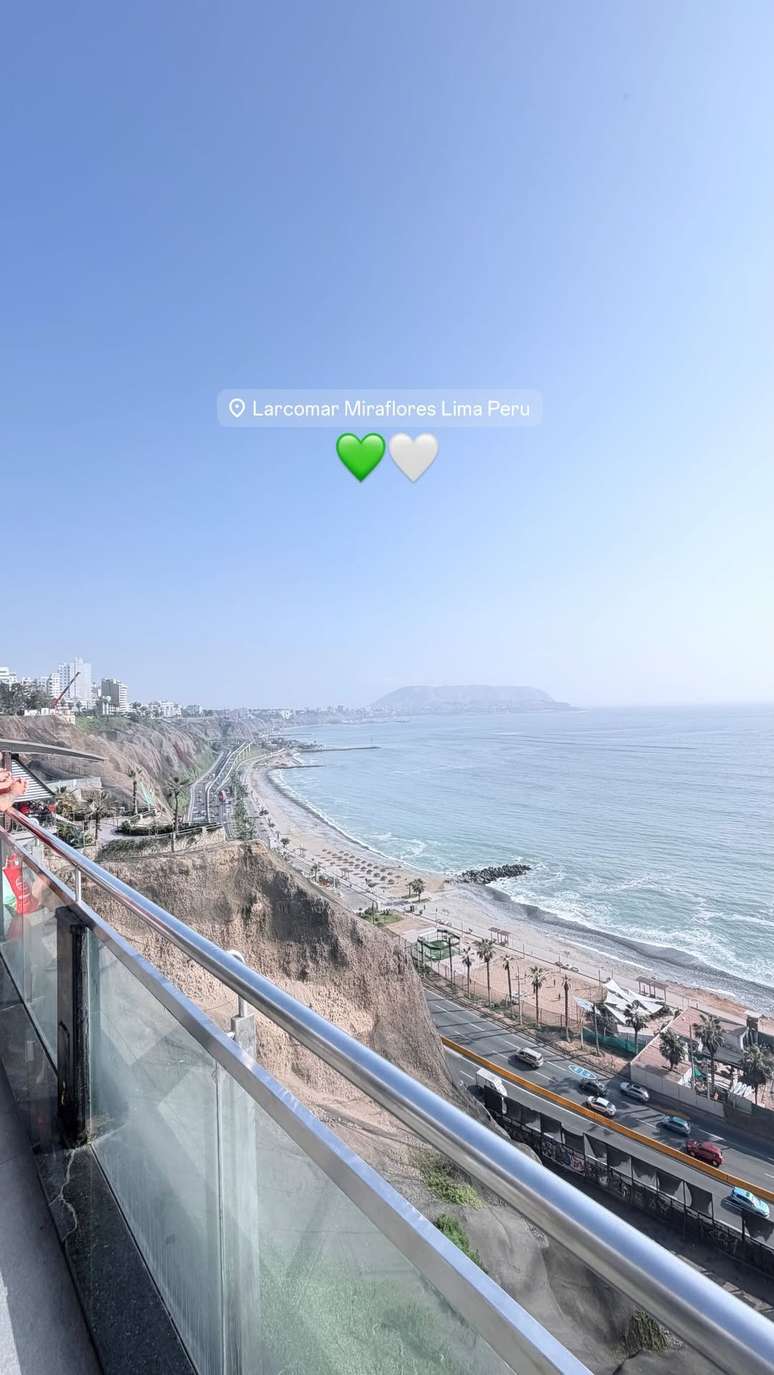 Gabriela Silva vai a mirante virado para o oceano Pacífico