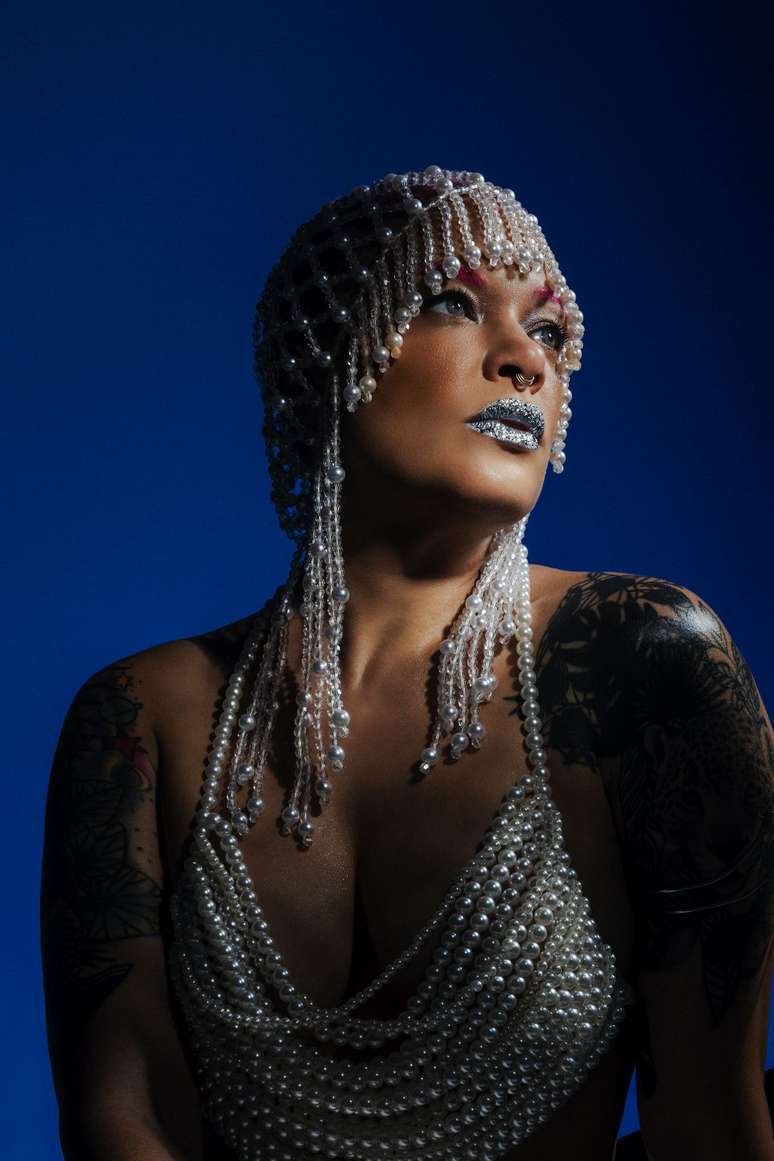 A espiritualidade atravessa o repertório em diferentes camadas, invocando a força dos ventos, das águas, além de memórias quilombolas.