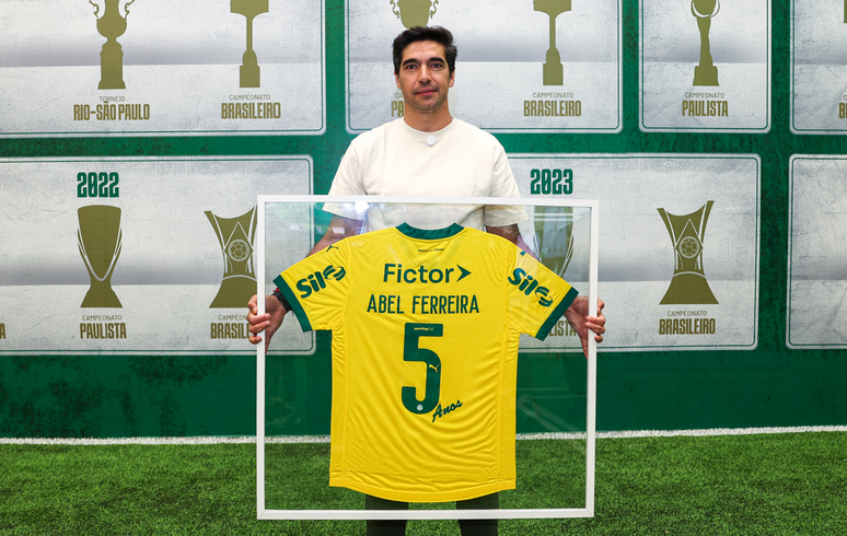 Abel Ferreira was honored by Palmeiras after completing five years in charge of the club