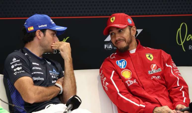 Carlos Sainz e Lewis Hamilton durante coletiva de imprensa no Catar