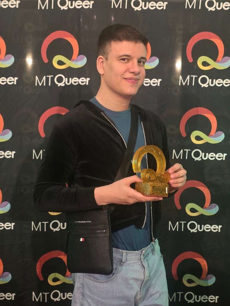 Thiago Camacho ganha o MT Queer Premia 2025 em Cuiabá, Mato Grosso, como melhor vídeo-arte pelo filme Sangue de Réptil.