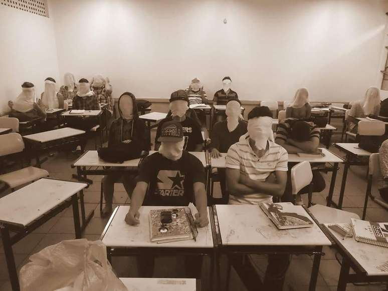 Estudantes da Escola Estadual Caran Apparecido Gonçalves, zona sul de São Paulo, em exercício de performance.