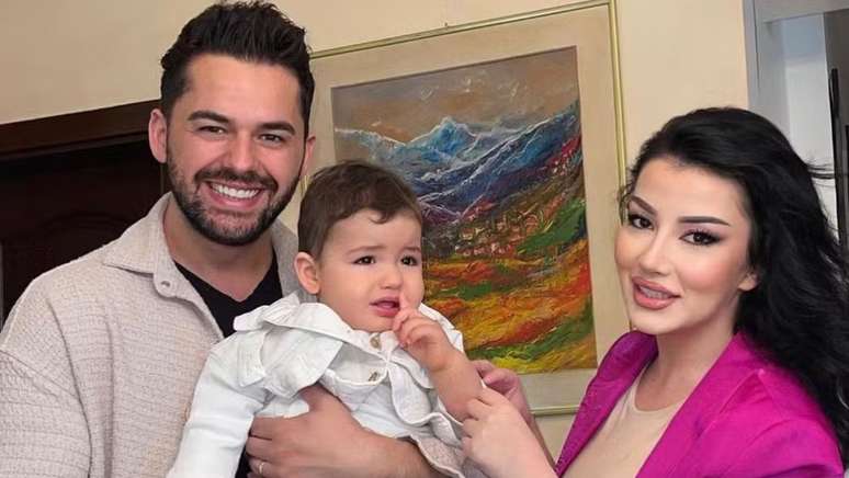 O cantor Shpat Kasapi e a esposa, Selvije Jao, estavam na It&aacute;lia com o filho