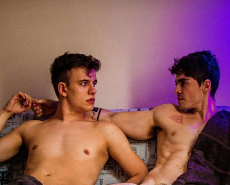 Thiago Camacho e Douglas Garcia no filme Fora, premiado em Mumbai, Índia, coração de Bollywood.