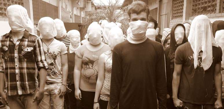 Estudantes da Escola Estadual Caran Apparecido Gonçalves, zona sul de São Paulo, em exercício de performance.