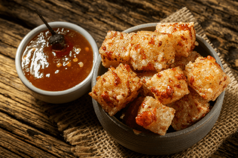 Dadinho de tapioca com molho de pimenta