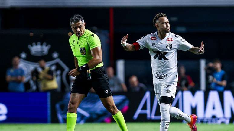 Neymar celebrates Santos' goal against Sport