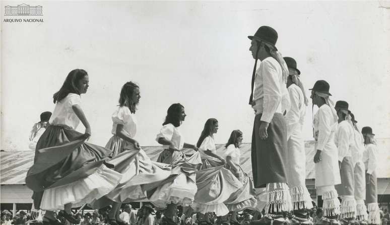 Dan&ccedil;a tradicional ga&uacute;cha, em foto de 1968