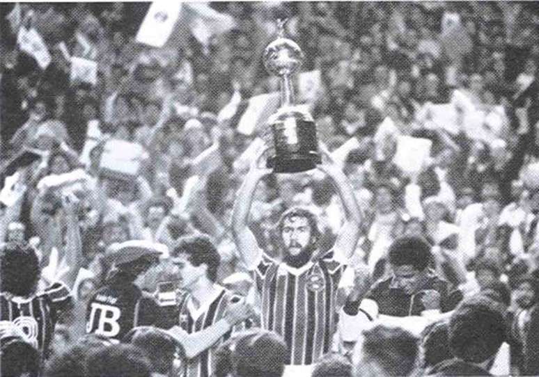 O uruguaio Hugo de León ergue o troféu da Libertadores de 1983 para o Grêmio – 