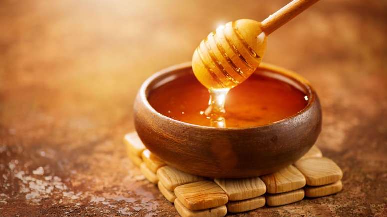 తేనె, దాల్చినచెక్క మరియు కొవ్వొత్తిని ఉపయోగించి ప్రేమ కోసం తేనె స్పెల్ నేర్చుకోండి. లాంగ్ లైవ్ రొమాన్స్!