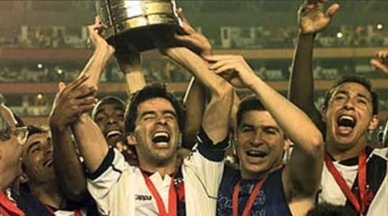Mauro Galvão ergue a Taça da Libertadores de 1998 –