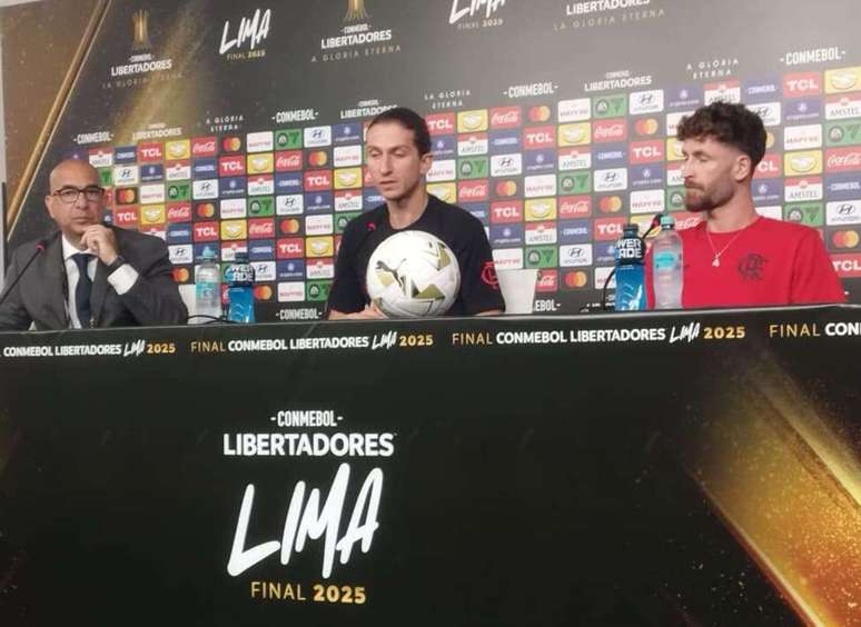 Filipe Lu&iacute;s foca em jogo da final da Libertadores &ndash;