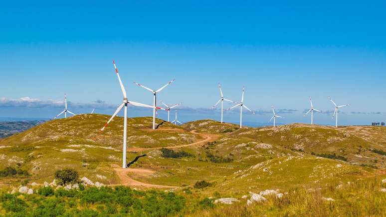 Em 2008, a matriz el&eacute;trica uruguaia dependia em cerca de 50% de combust&iacute;veis f&oacute;sseis. Agora, a energia renov&aacute;vel representa 99,1% da produ&ccedil;&atilde;o.[